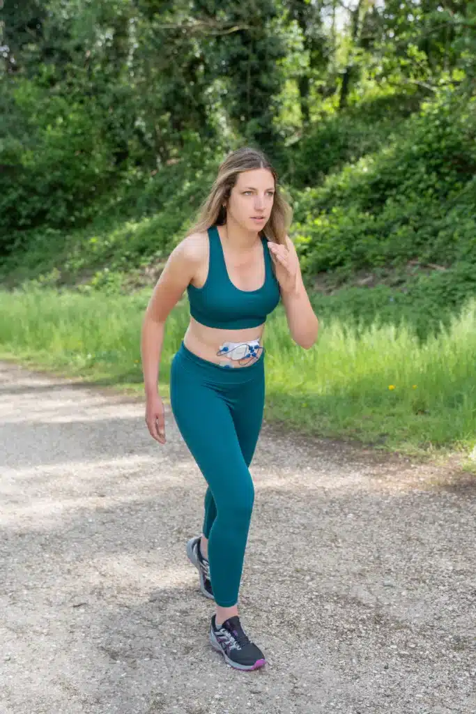 Jeune femme qui coure en utilisant actiTENS Mini pour l'Endométriose